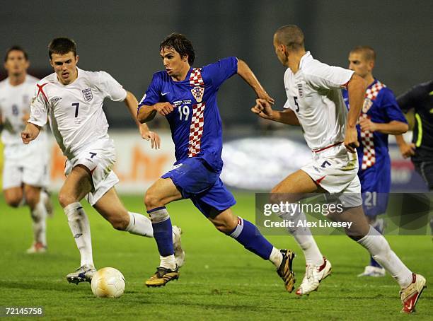 Niko Kranjcar of Croatia runs between Michael Carrick and Rio Ferdinand of England during the Euro2008 Qualifier match between Croatia and England at...