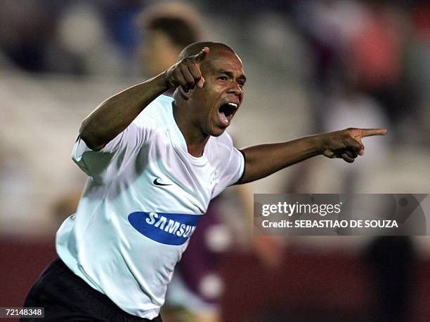 Buenos Aires, ARGENTINA: Nadson de Corinthians festeja su gol convertido a Lanus el 11 de octubre de 2006, en Buenos Aires, por octavos de final de...