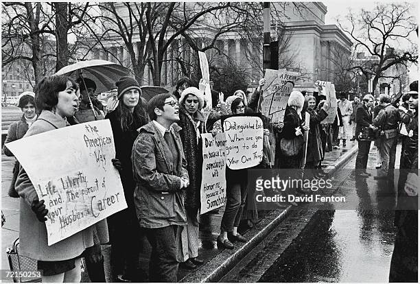 A group of young American women protest in the rain for women's... Photo d'actualité - Getty Images