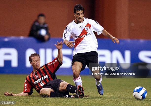 El jugador Michel-Cristian , del equipo brasileno Atletico Paranaense, disputa la pelota con Danilo Gerlo del argentino River Plate durante el...