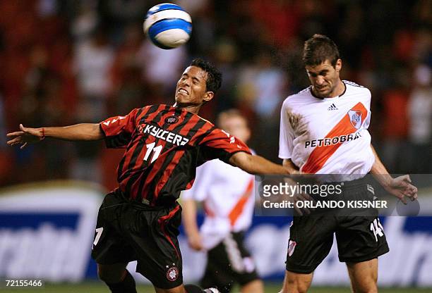 El jugador Marco Aurelio , del equipo brasileno Atletico Paranaense, disputa la pelota con Lucas Mareque del argentino River Plate durante el partido...