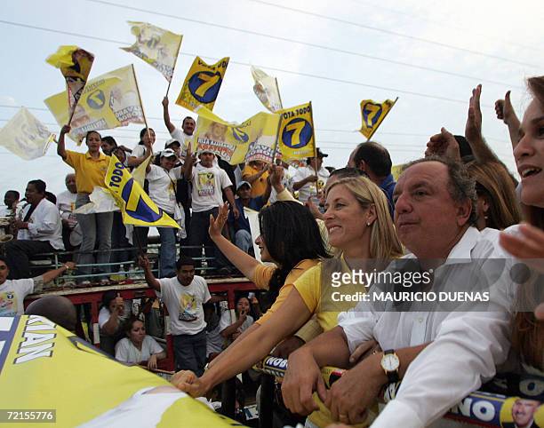 Presidential candidate Alvaro Noboa is cheered by supporters on the campaigns' closing day 12 October in Guayaquil, Guayas Province, Ecuador....