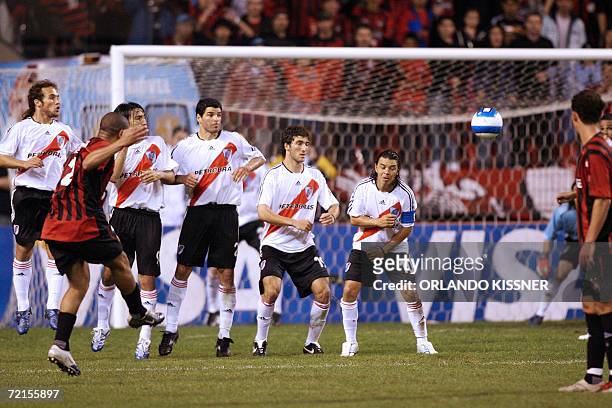 El jugador Jancarlos , del brasileno Atletico Paranaense, marca el segundo gol de su equipo de tiro libre ante el argentino River Plate durante el...