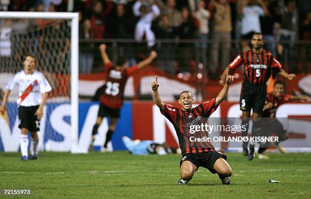 El jugador Jancarlos , del equipo brasileno Atletico Paranaense, festeja tras marcar el segundo gol, de tiro libre, ante el argentino River Plate...