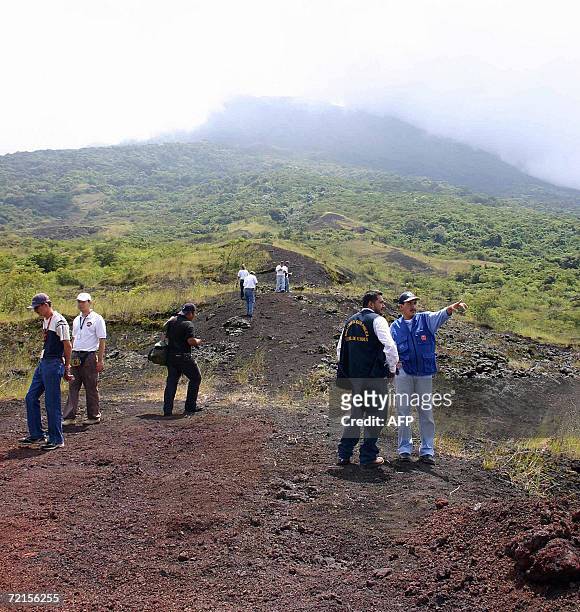 San Miguel, EL SALVADOR: Delegados de Proteccion Civil inspeccionan las faldas del volcan Chaparrastique, cerca de San Miguel, 134 km al sur de San...