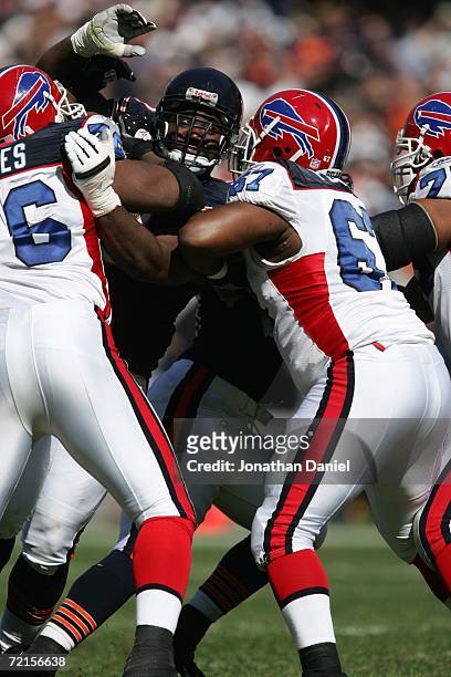 Defensive tackle Alfonso Boone of the Chicago Bears tries to penetrate the line of scrimmage between offensive linemen Tutan Reyes and Melvin Fowler...