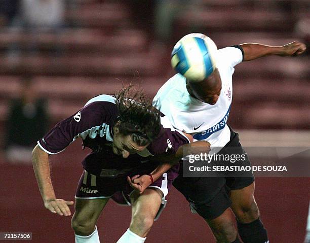 Buenos Aires, ARGENTINA: Nadson de Corinthians cabecea sobre Rodrigo Archubi de Lanus para convertir el primer gol del partido, el 11 de octubre de...