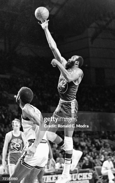 1970s: Nate Thurmond of the Golden State Warriors shoot the ball in a game against the Milwaukee Bucks in the 1970s in Milwaukee, Wisconsin