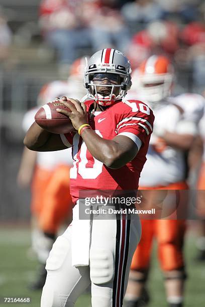 Quarterback Troy Smith of the Ohio State Buckeyes warms up before the game against the Bowling Green Falcons at Ohio Stadium on October 7, 2006 in...