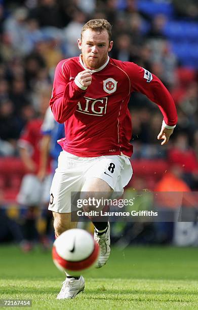 Wayne Rooney of Manchester United runs with the ball during the Barclays Premiership match between Wigan Athletic and Manchester United at The JJB...