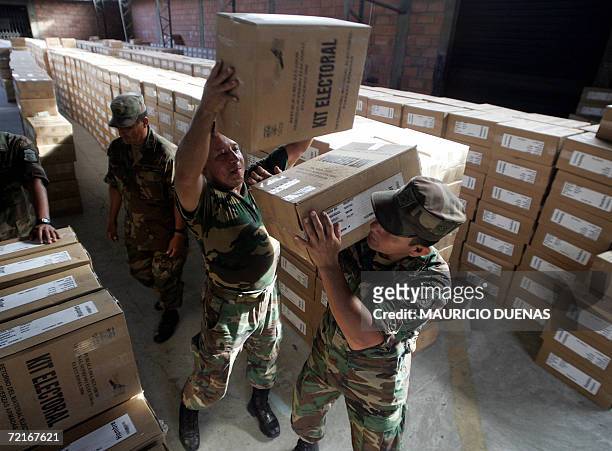 Ecuadorean soldiers carry electoral kits for Sunday's election at the Electoral Tribunal in Guayaquil, 14 October 2006. Leftist US critic Rafael...