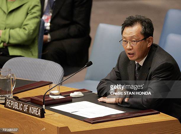 Choi Young-jin, South Korea's Ambassador to the United Nations, addresses the Security Council, 14 October 2006, after the Council voted unanimously,...