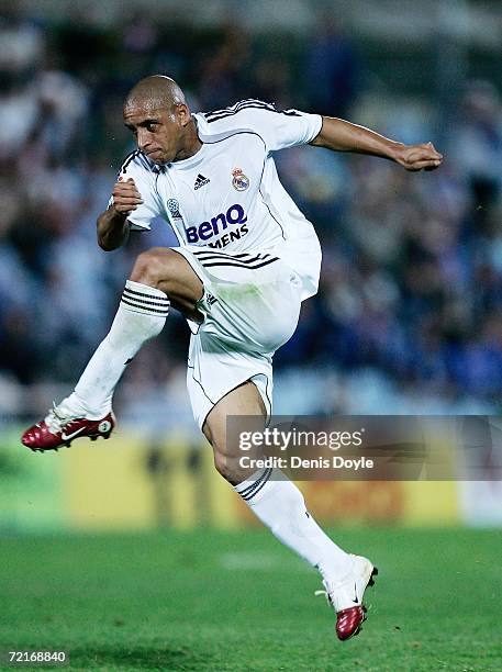 Roberto Carlos of Real Madrid shoots a free kick during the Primera Liga match between Getafe and Real Madrid at the Alfonso Perez stadium on October...