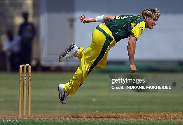 Australian cricketer Shane Watson bowls during a practice match against aMumbai XI, in Mumbai, 15 October 2006. Australia play their first match of...