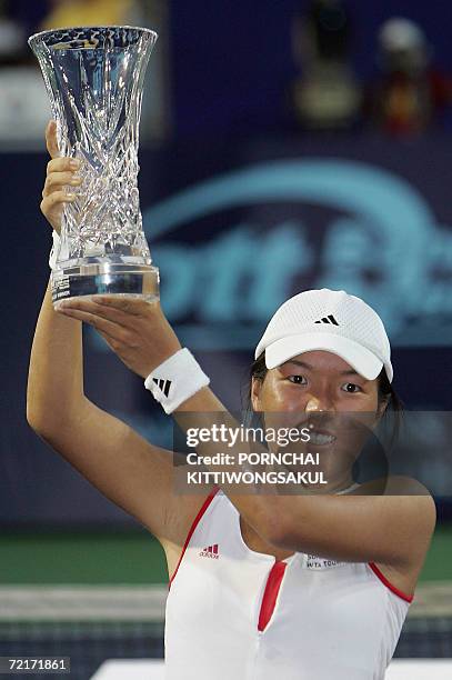 Tennis player Vania Kingholds aloft the trophy during the trophy ceremony of the tennis Woman's final of the Bangkok Open 2006 in Bangkok, 15 October...