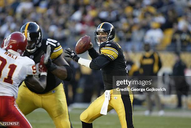 Quarterback Ben Roethlisberger of the Pittsburgh Steelers passes as offensive lineman Max Starks blocks defensive lineman Tamba Hali of the Kansas...