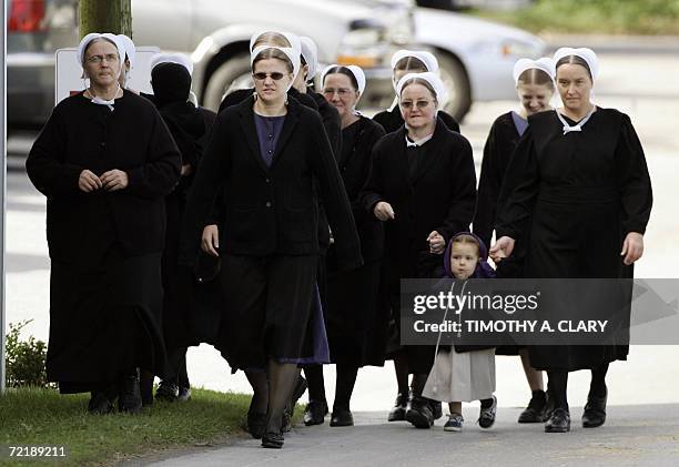 Nickel Mines, UNITED STATES: Amish sesidents arrive for the funeral one of the victims of the Amish school shooting makes its way through the town of...