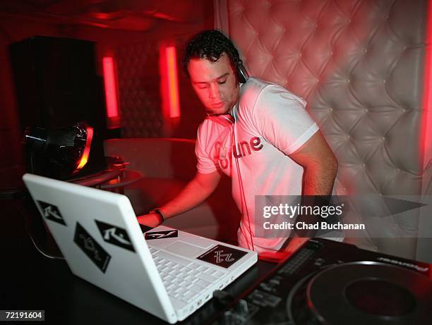Roy performs at 944 Magazine's 'Don't Tell My Booker' party at the Vanguard on October 16, 2006 in Los Angeles, California.
