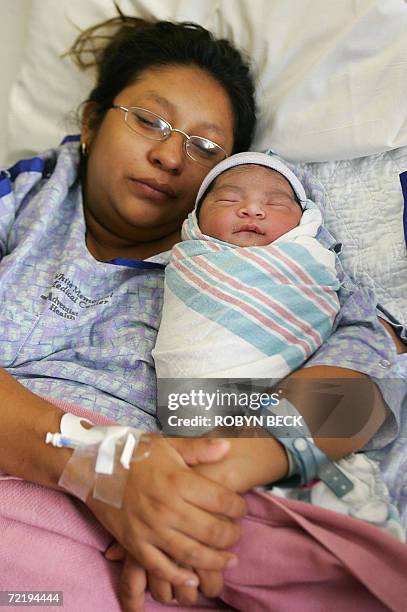 Los Angeles, UNITED STATES: Catalina Meza holds her new baby daughter Anarli Lopez only hours after her birth at 5:10 a.m PST , at White Memorial...