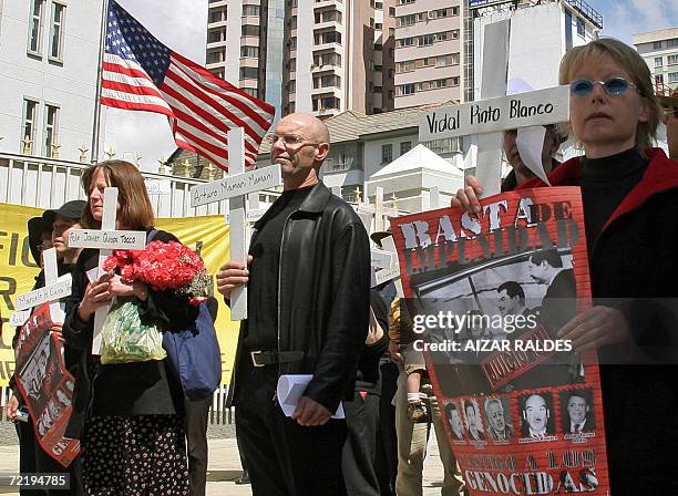 Extranjeros, entre los cuales la mayoria estadounidenses, participan de un planton frente a la embajada de Estados Unidos en Bolivia, el 17 de...