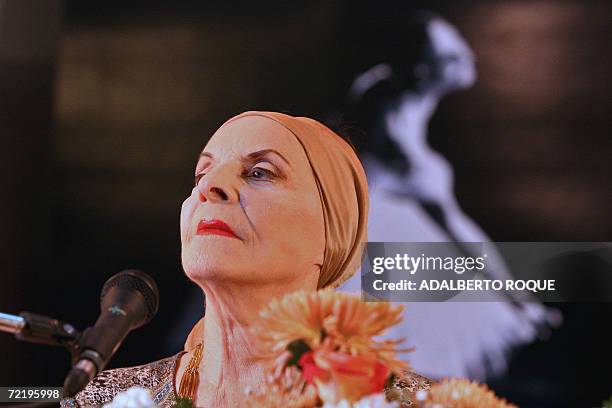 Alicia Alonso, directora del Ballet Nacional de Cuba, escucha preguntas el 17 de octubre de 2006 en La Habana, durante una conferencia de prensa...