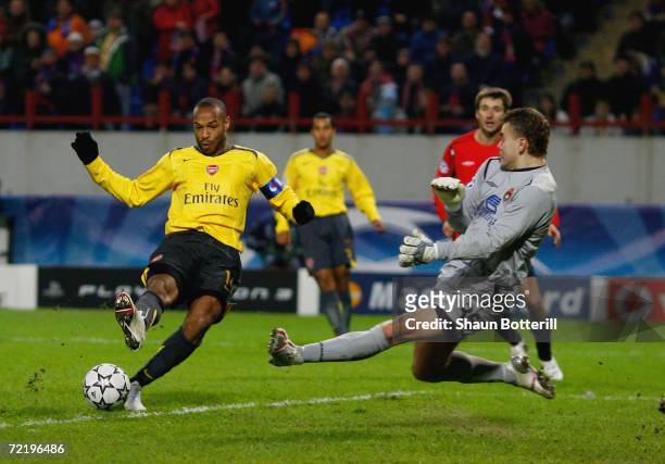 Thierry Henry shots past Igor Akinfeev of CSKA Moscow during the UEFA Champions League Group G match between CSKA Moscow and Arsenal at Locomotiv...