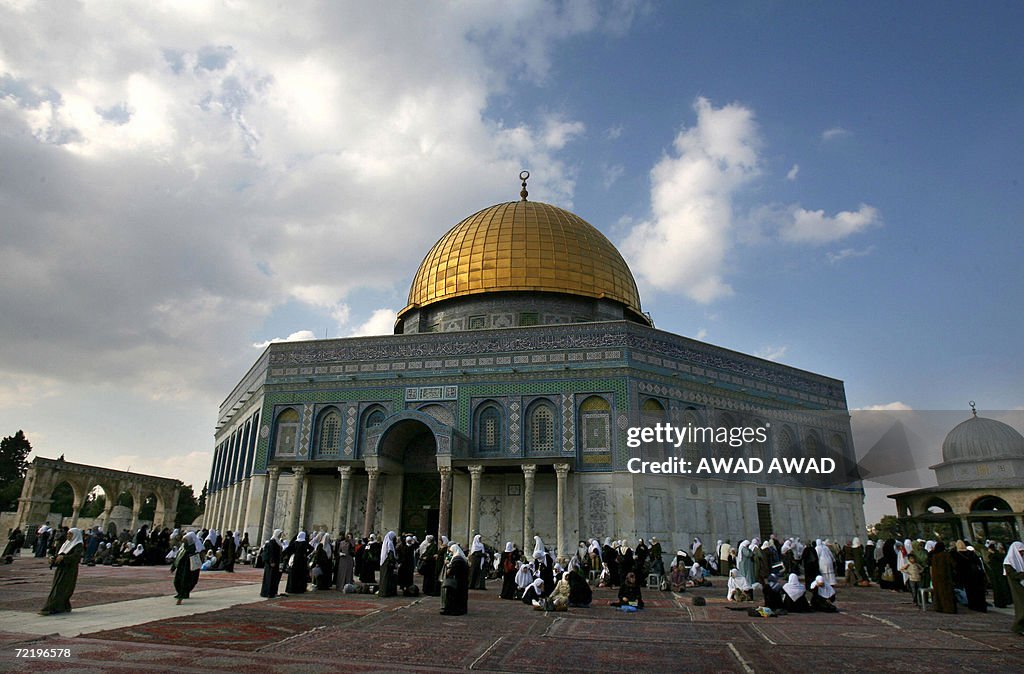 Palestinian women pray over carpets remo