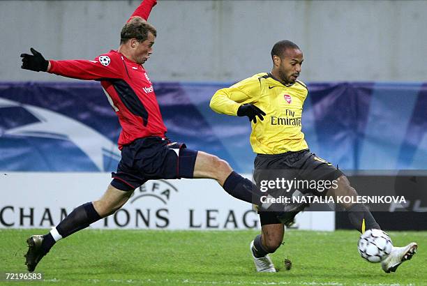 Moscow, RUSSIAN FEDERATION: Arsenal's French striker Thierry Henry vies with CSKA Moskva's defender Vasili Berezutskiy during their UEFA Champions...