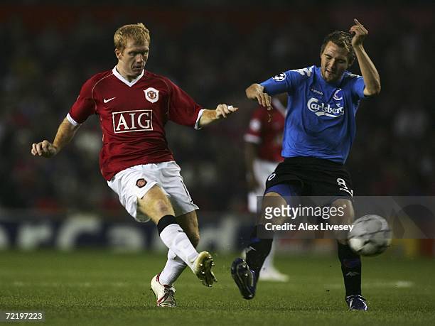 Paul Scholes of Manchester United beats Michael Silberbauer of FC Copenhagen to the ball during the UEFA Champions League Group F match between...