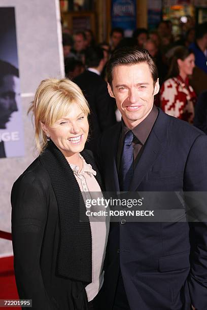 Los Angeles, UNITED STATES: Australian actor Hugh Jackman arrives with his wife Deborra-Lee Furness for the world premier of "The Prestige," at El...
