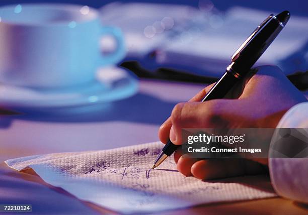 man writing on a napkin - servilleta fotografías e imágenes de stock