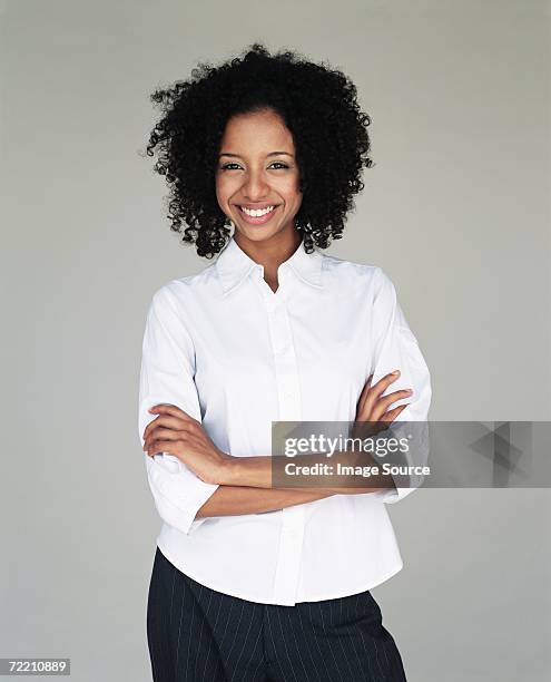 sonriendo empleada de oficina - camisa negra fotografías e imágenes de stock