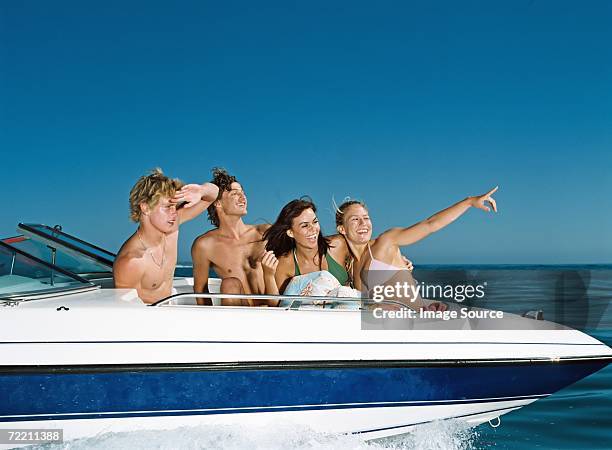 freunde auf einem schnellboot - motorboot stock-fotos und bilder