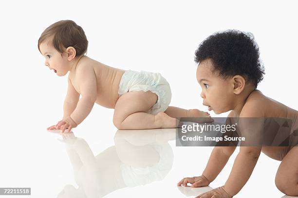 babies crawling - 這う ストックフォトと画像