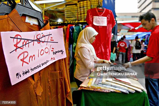 Kuala Lumpur, MALAYSIA: To go with AFPLifestyle-religion-Islam-Ramadan-Malaysia,sched-FEATURE A traditional Malay costume called 'baju melayu' ,...