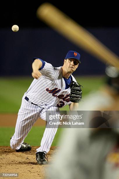 John Maine of the New York Mets pitches in the first inning against the St. Louis Cardinals during game six of the NLCS at Shea Stadium on October...