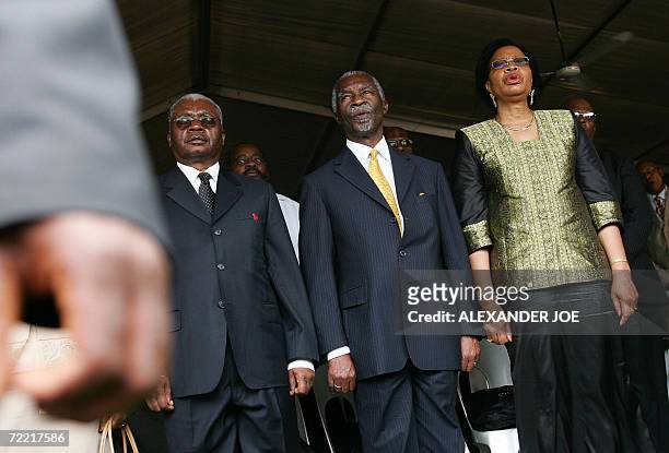 Mozambican President Armando Guebuza , South African President Thabo Mbeki and the widow of Samora Machel, Graca Machel's , are pictured 19 October...