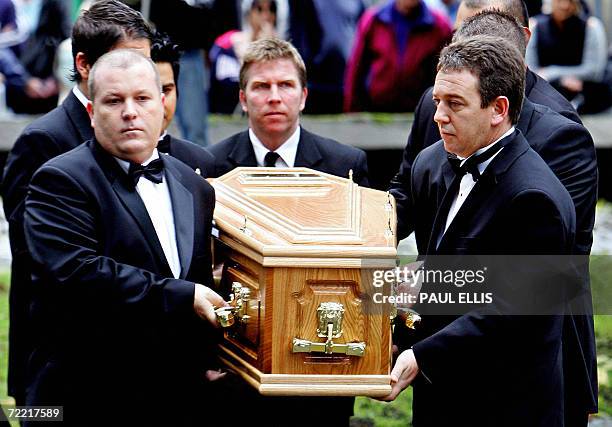 Leeds, UNITED KINGDOM: Pall bearers carry the coffin containing the body of British snooker player Paul Hunter into Leeds Parish Church, in Leeds,...