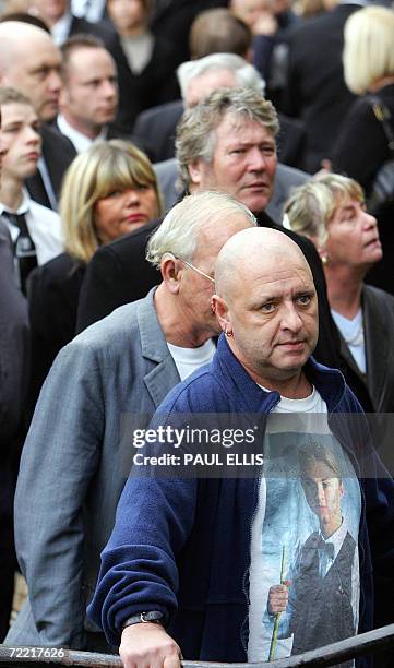 Leeds, UNITED KINGDOM: A mourner wearing a shirt with a picture of British snooker player Paul Hunter arrives at his funeral at Leeds Parish Church,...