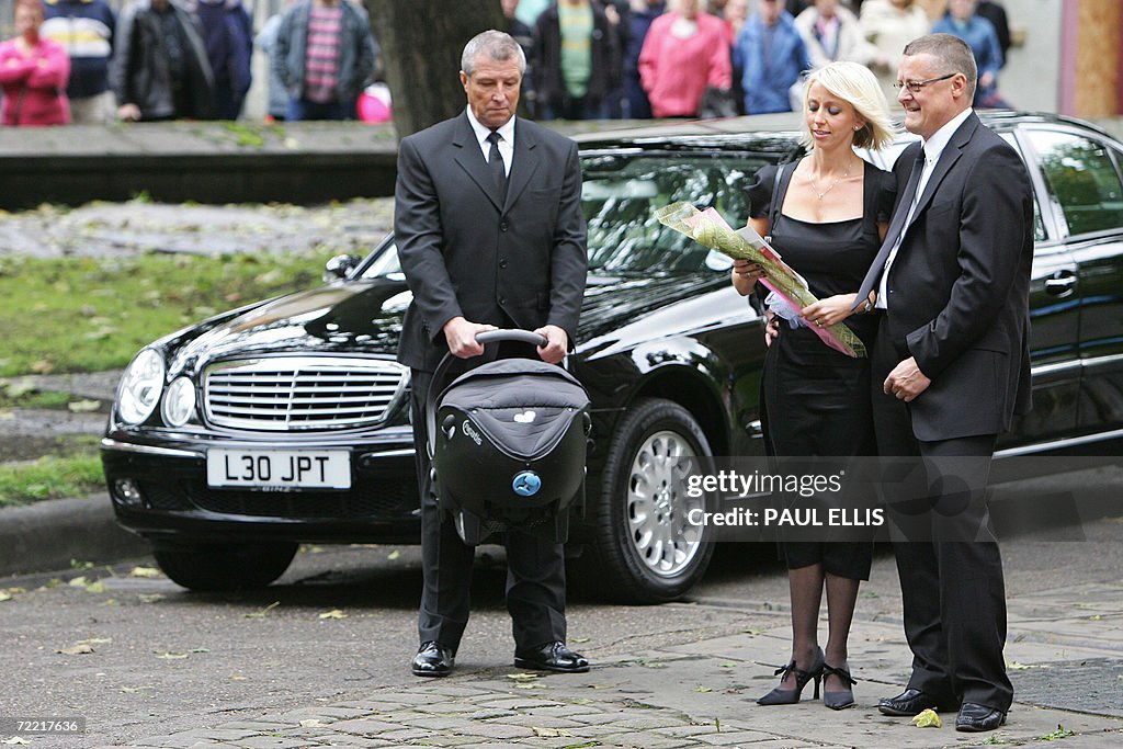 Lindsey Hunter, (2nd R) wife of the late