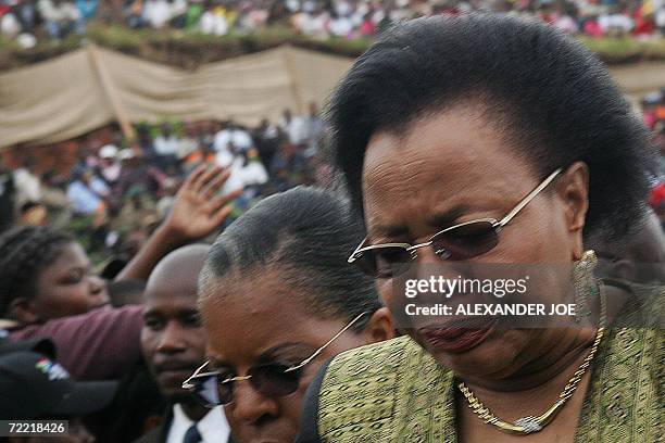 The widow of Samora Machel, Grace Machel, cries after laying a wreath of flowers 19 October 2006 in Mbuzni at a memorial built on a hill where Samora...