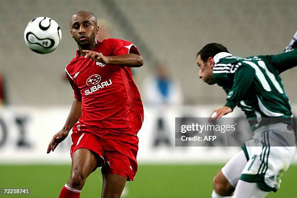 Degu Baruch of Hapoel Tel Aviv fights for the ball with Panathinaikos' Dimitris Papadopoulos during their first round UEFA Cup group stage football...