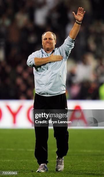 Tottenham Hotspur Manager Martin Jol waves to the fans after winning their UEFA Cup Group B match between Besiktas and Tottenham Hotspur at the Inonu...