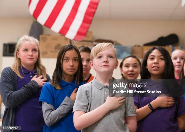 students standing for pledge of allegiance - amerikanischer treueschwur stock-fotos und bilder
