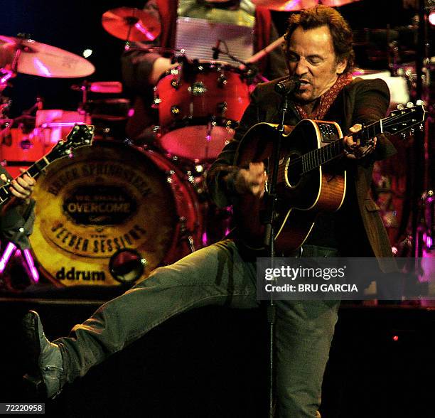 Springsteen 2006 Magazine 170 Bruce Springsteen Performs In Madrid Stock Photos, High-Res ...