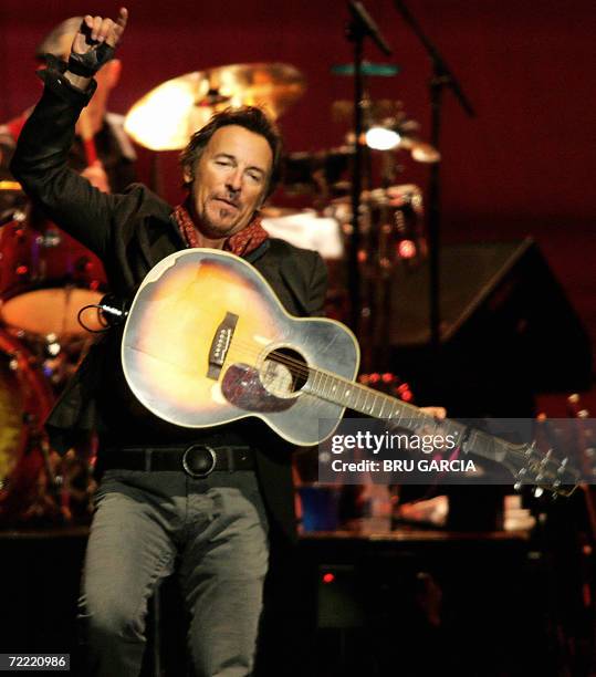 Springsteen 2006 Magazine 170 Bruce Springsteen Performs In Madrid Stock Photos, High-Res ...