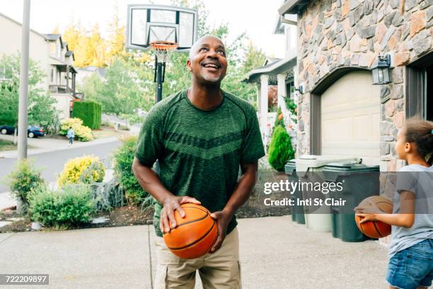 father and daughter playing basketball in driveway - usa 2016 basketball man 個照片及圖片檔