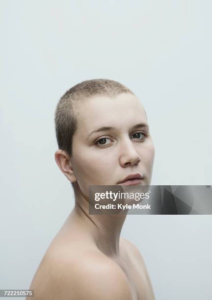 portrait of serious caucasian woman with shaved-head - shaved head stockfoto's en -beelden