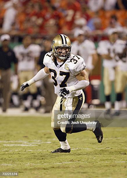 Safety Steve Gleason of the New Orleans Saints moves to defend against the Kansas City Chiefs at Arrowhead Stadium on August 31, 2006 in Kansas City,...