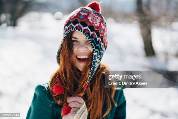 caucasian woman playing with hat in winter - beauty portrait woman laughing photos et images de collection